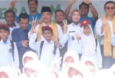 Serahkan Bantuan Seragam Sekolah di Lahat
