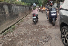 Jalannya Kecil dan Kondisinya Rusak, Pengendara Mobil dan Motor Bergantian 