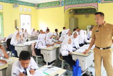 Ruangan Sekolah Hampir Roboh Siswa Belajar di Musholah