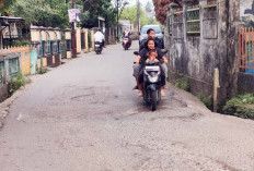 Jalan Berlubang Turunan Nyaris Amblas