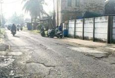 Jalan di Tanggo Buntung Masih Banyak Lubang Menyerupai Pulau