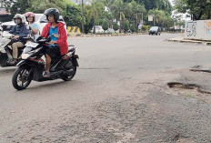 Aspal Pembatas Jalan dan Trotoar Banyak Berlubang