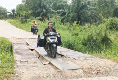 Warga Berharap Dibagun Jembatan Beton, Kerap Terjadi Selip Ban Mobil