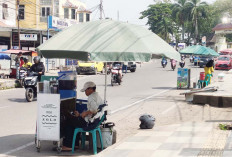 Pedagang Kaki Lima Depan Kampus UNSRI, Gunakan Batas Jalan Pengunan Sepeda