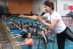 Keseruan Kaum Hawa, Aquatic Yoga di Kolam Renang Harper Palembang 