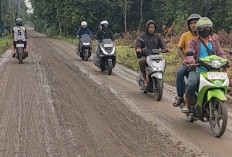 Tanah Tercecer di Jalan Gogokan Kito Membahayakan Pengendara