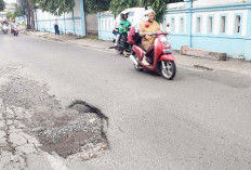 Lubang di Depan SMP Negeri 3 Palembang, Menghambat Aktivitas Siswa Sekolah