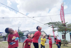 Rayakan HUT RI ke 80, Warga Puri Akasia Permai Lomba Makan Kerupuk