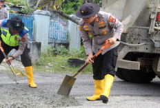 Polres OKU Timur Tambal Jalan Rusak