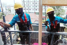 Petugas Bersihkan Gedung OJK Sumsel