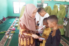 Hj Ngesti Ridho Yahya Santuni Anak Yatim dan Keliling Hadiri Majelis Taklim