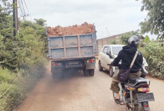 Truk Angkutan Tanah Tanpa Penutup Juga Melebihi Muatan