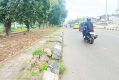 Trotoar Depan RS Siti Khadijah banyak Rusak