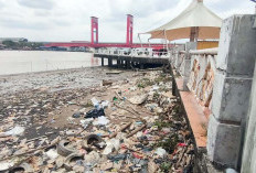 Sampah Berserakan di Bawah Dermaga Kampung Kapitan