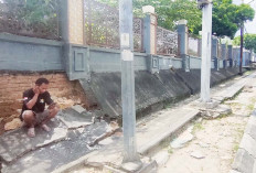 Dinding Penahan Pagar Makam Pahlawan Ambruk