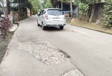 Akses Jalan Komplek Sosial KM 5 Banyak Berlubang
