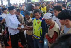 Bupati HM Toha Bagikan Ribuan THR