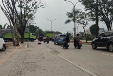 Lapor pak, Fuso Angkutan Barang Parkir Melewati Batas Jalan