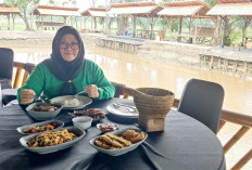 Asik,Menyantap Makanan Sambil Mancing