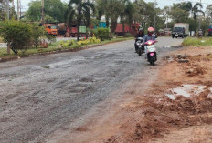 Jelang Lebaran, Jalan Noerdin Panji Sebagian Masih Rusak
