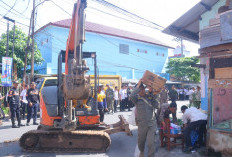 Pol PP Bongkar Rumah dan Kios di Kawasan TPU Puncak Sekuning