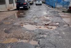 JERITAN WARGA MANUMBING: Pajak Melejit, Jalan Mirip Kubangan! 