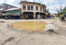 Danau di Tengah Jalan Ali Gatmir