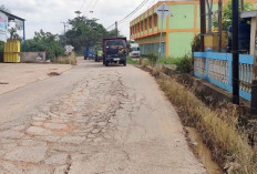 Jalan Rusak Oleh Truk Angkutan Tanah, Depan SD Negeri 14 Tanjung Barangan