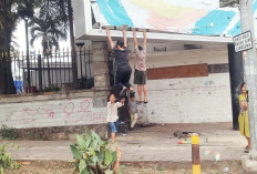 Anak Jalanan Bermain di Persimpangan Lampu Merah RS Charitas