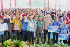 1.000 Paket Sembako dan UEP Dibagikan, Bupati OKU Timur:  Kita Gerakkan Roda Perekonomian