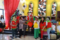 Ikarius II  Bagikan Paket Natal  ke Panti Asuhan St  Maria di Desa Purwodadi Jalur 20   Banyuasin