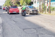 Banyak Lubang Jalan di Belakang Kantor Gubernur Sumsel