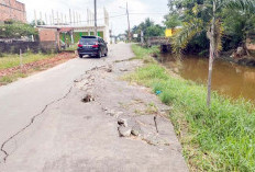 Akses Jalan Lr Permata Lubuk Bakung Hancur dan Nyaris Amblas