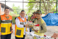 Peduli Kesehatan Petugas Kebersihan DLH, Pj Walikota Palembang Serahkan Perlengkapan Untuk Pekerja