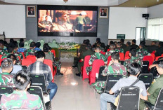 Bersama Danrem, Warga Korem 044/Gapo Nobar The East /De Oost