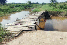 Jembatan Penghubung Dua Jalan Masih Terbuat dari Kayu