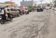 Banyak Retakan Lubang di Jalan RA Abusama