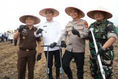 Kapolres OKI Tanam Jagung Bareng Warga: Sinergi Ketahanan Pangan!