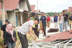 Elman Tinjau Tinjau Rumah Korban Puting Beliung di Anak Petai