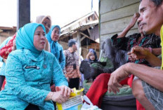 PEDULI WARGA TPA SUKAWINATAN,  Tim PKK Palembang Bagikan 50 Paket Sembako