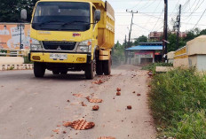 Truk Bermuatan Tanah, Tanahnya Berceceran di Jalan