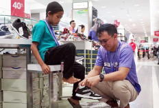 Pertamina Ukir Senyum Anak Yatim di Palembang, Ajak Belanja Baju Lebaran