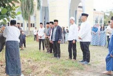 Wako Arlan Salurkan 17 Hewan Kurban Milik Pribadi