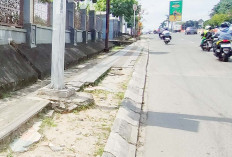 Batu Alam di Trotoar Pejalan Kaki Makam Pahlawan Banyak yang Rusak