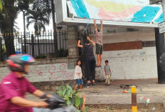 Anak Jalanan Bermain di Persimpangan Lampu Merah RS Charitas