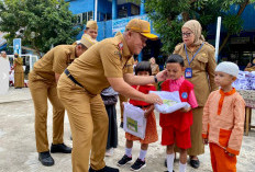 Wali Kota Palembang Wujudkan Janji: 40.000 Siswa Baru SD-SMP Terima Seragam Gratis