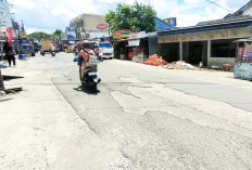 Aspal di Jalan R A Abusama Banyak Terkikis