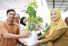 Serahkan 12.700 Batang Alpukat kepada Poktan