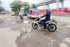 Banyak Lubang di Samping Jembatan Ampera