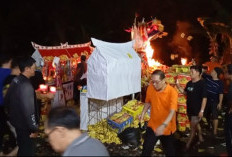  Puncak Ritual Ulambana di  Vihara Amitabha, Bakar Replika Raja Setan dan Kapal untuk Antar Arwah Leluhur